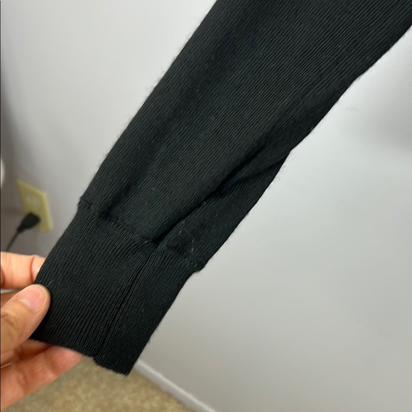 Lord & Taylor Black Extra Fine Merino Wool Sweater Size Medium - Picture 6 of 9